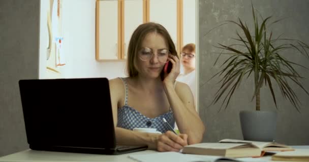 La madre joven trata de trabajar en casa y está enojada con los niños ruidosos. Mamá sale de ellos y le grita a los niños ruidosos. — Vídeos de Stock