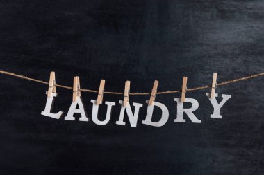 Laundrry 'nin sözü mandallara asılı. Kuru temizleme. Temizlik hizmeti kavramı