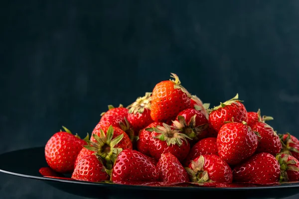 Fresas Frescas Maduras Plato Fondo Negro Vista Lateral Bayas Rojas — Foto de Stock