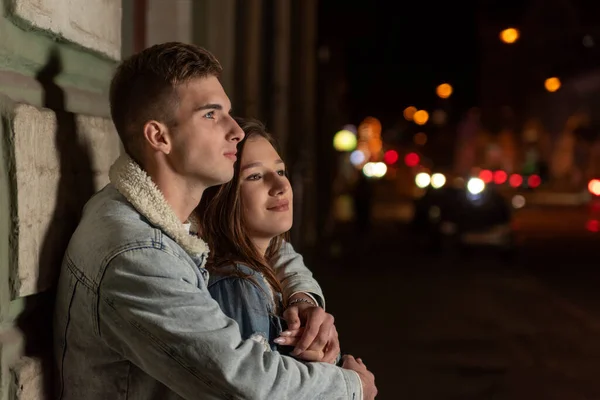 Jongeman Knuffelt Zijn Geliefde Nacht Stad Achtergrond Mooi Jong Paar — Stockfoto