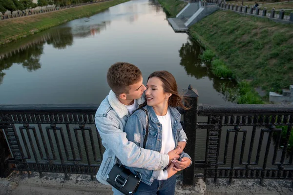 Casal Feliz Abraça Ponte Guy Abraça Beija Sua Amada Fundo — Fotografia de Stock
