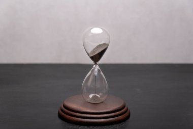 Kum saati tezgahta. Zaman azalıyor. Zaman yönetimi kavramı.