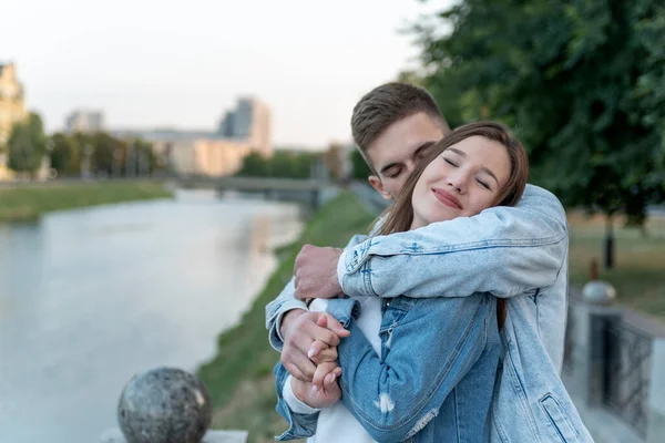 Joven Con Amor Abraza Amada Fondo Del Paisaje Urbano Abrazo — Foto de Stock