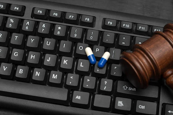 Таблетки Судья Молоток Клавиатуре Интернет Продажа Наркотиков Является Незаконной — стоковое фото