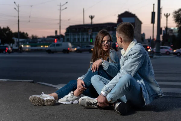 Jovem Casal Moderno Senta Estrada Fundo Cidade Noite Menina Cara — Fotografia de Stock