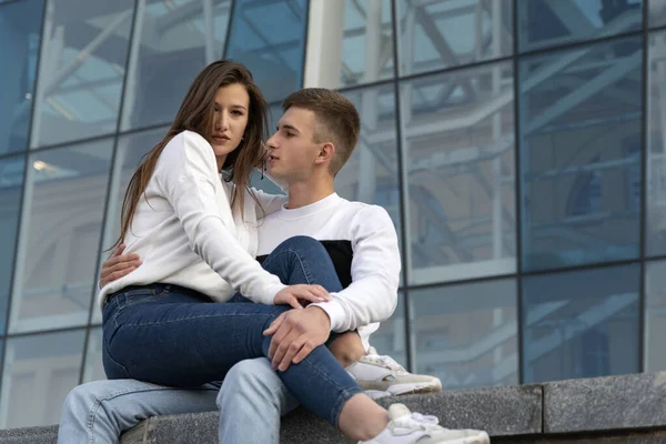 Elegante Jovem Casal Fundo Fachada Vidro Edifício Rapariga Está Sentada — Fotografia de Stock