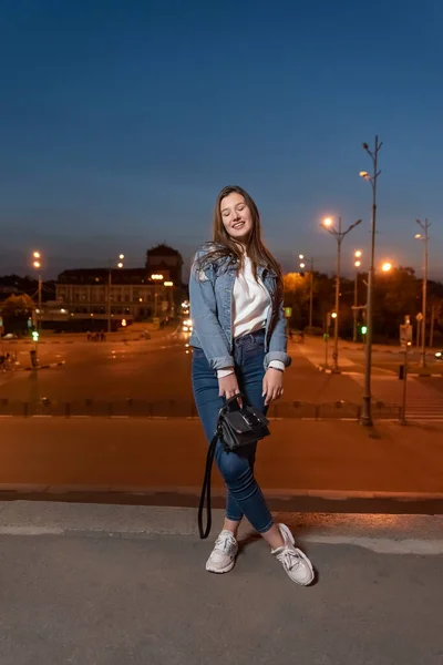 Студент Гуляет Вечернему Городу Красивая Девушка Позирует Улице Молодежная Одежда — стоковое фото