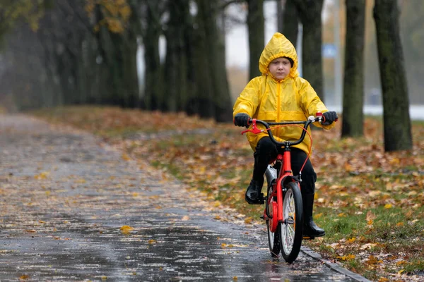 Garçon Fait Vélo Dans Imperméable Jaune Ruelle Humide Sous Pluie — Photo