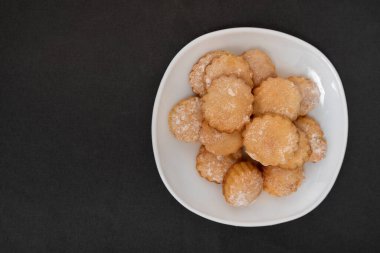 Beyaz tabakta iştah açıcı. Ev yapımı kurabiye. Üst Manzara. Boşluğu kopyala.