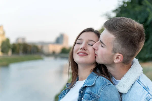 Nehirde Genç Bir Çiftin Portresi Adam Sevgilisini Yanağından Öpüyor Romantik — Stok fotoğraf