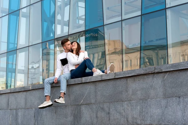 Tipo Beija Namorada Data Jovem Casal Cidade Urbano Casal Amoroso — Fotografia de Stock