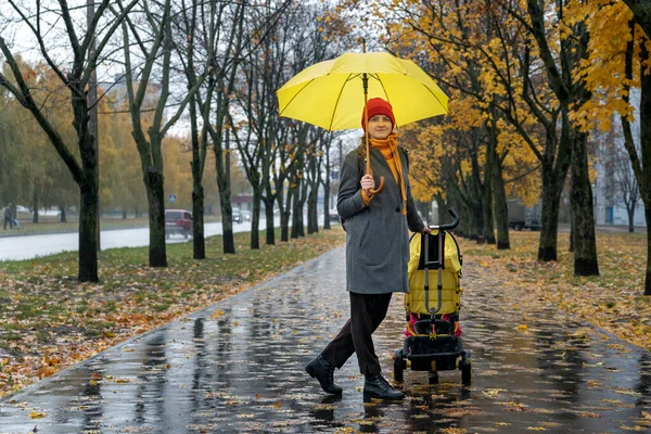 Молодая Мама Детской Коляской Зонтиком Идет Аллее Осеннего Парка — стоковое фото