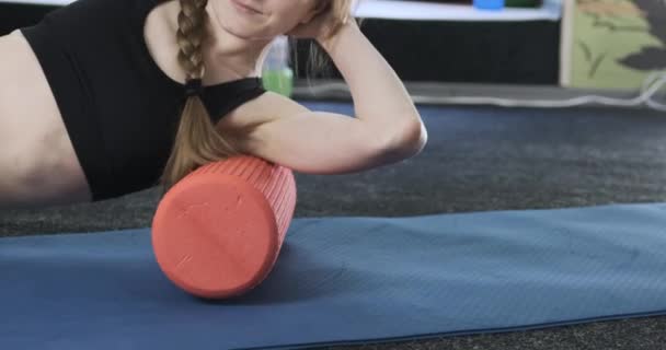 Fitness edző nyújtás és fitness masszázs pilates rollerrel. Myofasciális kiengedés. Mély izmok és inak edzése. — Stock videók