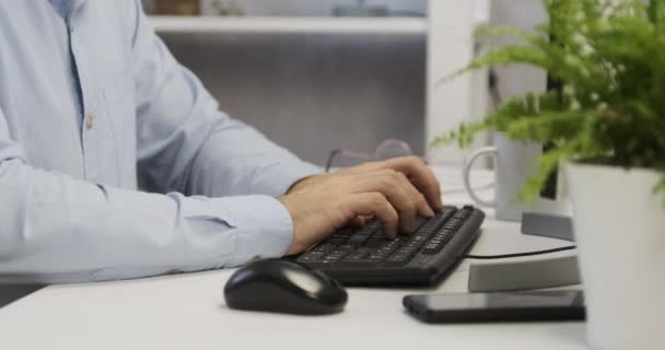 O homem trabalha no computador e deixa cair a cabeça no teclado por fadiga. Projecto falhado. Empregado cansado — Vídeo de Stock