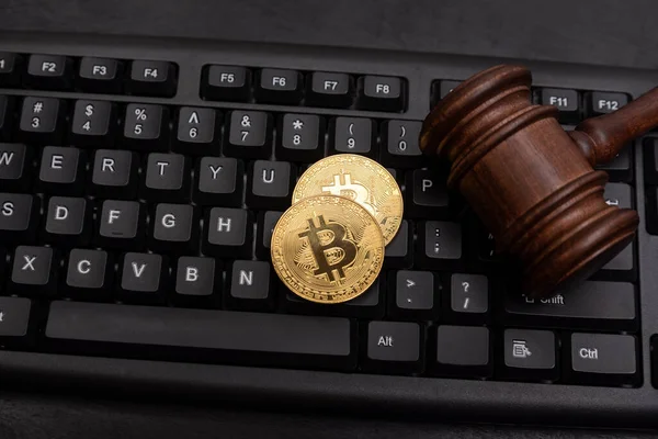 Криптовалюта Bitcoin Молотком Клавіатурі Вирішення Спорів Щодо Шахрайства Біткоїнами — стокове фото