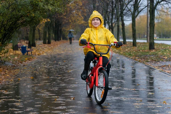 Heureux Garçon Imperméable Jaune Fait Vélo Long Une Ruelle Humide — Photo