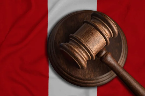 Δικαστής Gavel Και Σημαία Του Περού Νόμος Και Δικαιοσύνη Στη — Φωτογραφία Αρχείου