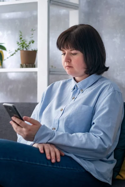 Serious Young Woman Sitting Couch Phone Her Hands Business Woman — Stock Photo, Image