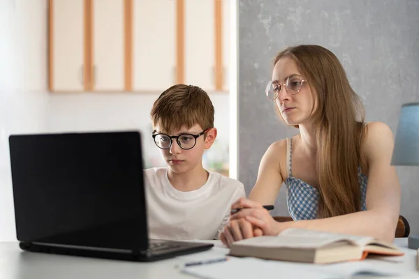 Kind Online Bezig Met Zijn Moeder Doet Huiswerk Computer Jonge — Stockfoto