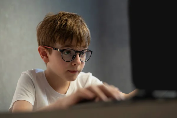 Αγόρι Γυαλιά Παίζει Ενθουσιασμό Ηλεκτρονικά Παιχνίδια Έφηβος Διαβάζει Στο Διαδίκτυο — Φωτογραφία Αρχείου