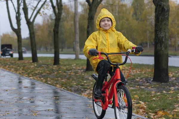 Portrait Heureux Préscolaire Imperméable Jaune Garçon Fait Vélo Dans Parc — Photo