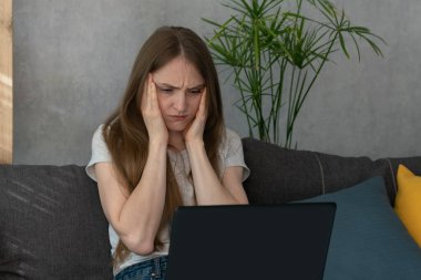 Başı ağrıyan kadın işine konsantre olmaya çalışıyor. İş günü boyunca migren ağrısı