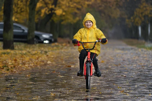 Enfant Joyeux Imperméable Jaune Fait Vélo Dans Parc Automne Garçon — Photo