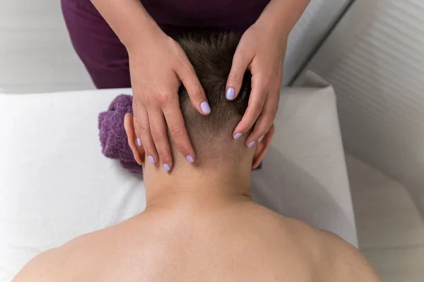 Masseur Fait Massage Cou Homme Dans Salon Spa Homme Ayant — Photo