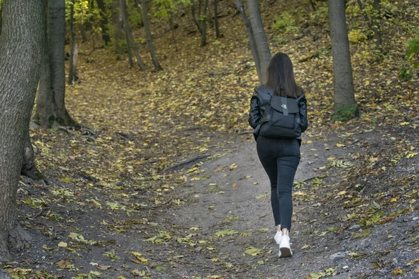 Mujer Joven Solitaria Caminando Bosque Disfruta Del Otoño Chica Camina — Foto de Stock