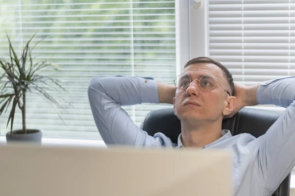 Joven Sienta Sillón Oficina Con Las Manos Detrás Cabeza Hombre — Foto de Stock