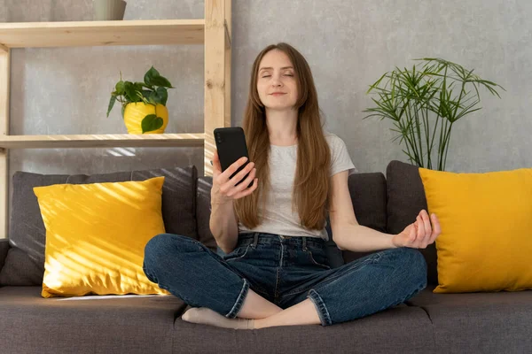 Girl Turned Mantra Phone Meditating Woman Sits Lotus Position Turns — Stock Photo, Image