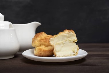 Beyaz tabakta kremalı tatlı pasta. Pasta. Kapatın. Çay için ev yapımı pişirme..