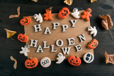 Siyah tahta masada turuncu zencefilli kurabiye ve ensest cadılar bayramı. Mutlu Cadılar Bayramı tatlı geçmişi. 