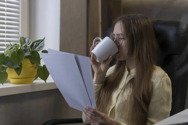 Žena Náčelník Pije Kávu Čte Smlouvu Nebo Zprávu Režisér Pracuje — Stock fotografie