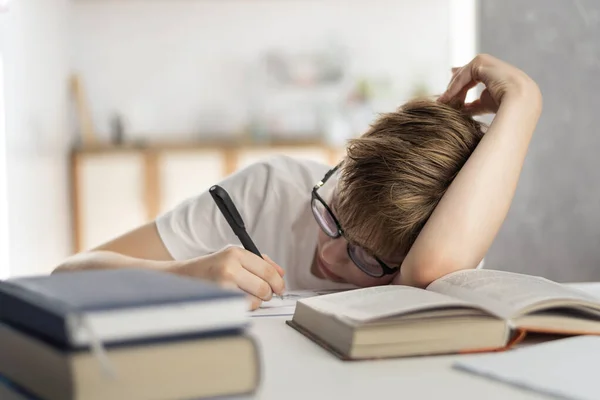 Junge Ist Müde Während Seine Hausaufgaben Macht Hausaufgabenbetreuung Kind Schlief — Stockfoto