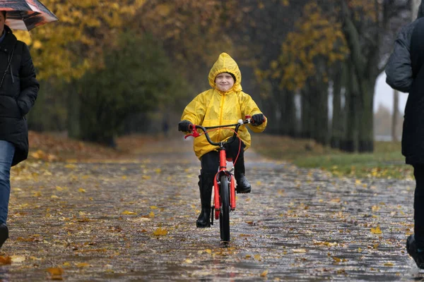 Enfant Drôle Imperméable Jaune Fait Vélo Dans Parc Automne Garçon — Photo