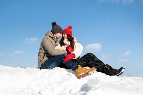 Щаслива Молода Пара Обіймається Сидячи Снігу Чиста Зимова Погода — стокове фото