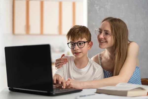 Moeder Zoon Doen Huiswerk Computer Zuster Helpt Haar Broer Met — Stockfoto