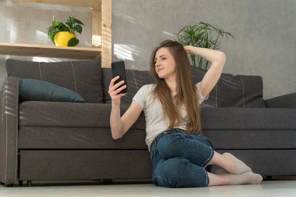 Beautiful Young Woman Sits Living Room Floor Takes Video Selfie — Stock Photo, Image