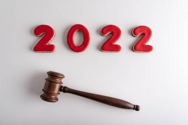 2022 kırmızı harf ve beyaz arka planda hakimler tokmak ya da çekiç. Yeni yılda mahkeme..