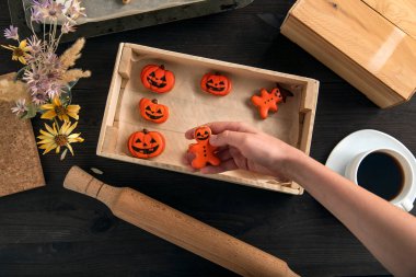 Cadılar Bayramı 'nda kabak şeklinde zencefilli kurabiyeler pişirmek için kullanılır. Kahveyle yemek çok lezzetli. Kurabiyeler hazır.