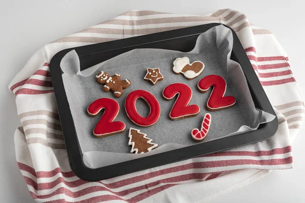 ジンジャーブレッド番号2022とベーキングシート上の釉薬砂糖アイシングとクリスマスクッキー 伝統的なベーキング — ストック写真