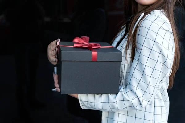 Schwarze Schachtel Mit Roter Schleife Frauenhand Auf Schwarzem Hintergrund Mädchen — Stockfoto