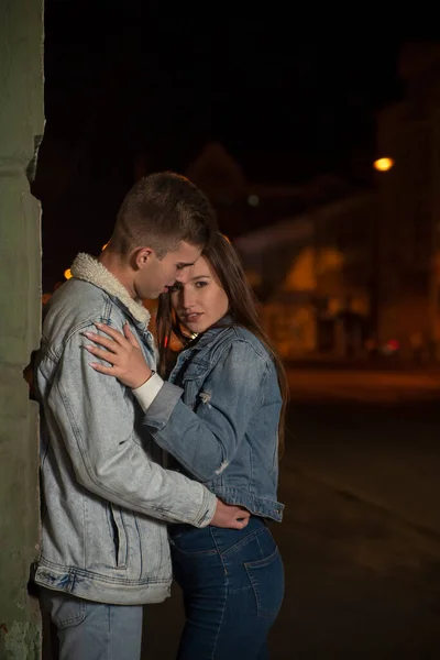 Abraços Casal Jovens Fundo Cidade Noite Belo Jovem Casal Apaixonado — Fotografia de Stock