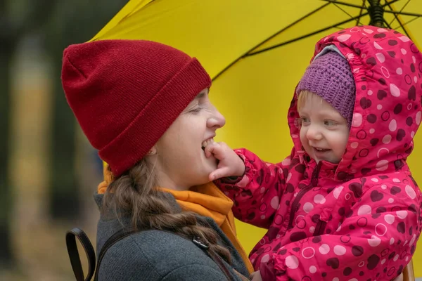 Portrait Maman Bébé Sous Parapluie Jaune Dans Parc Maman Petite — Photo