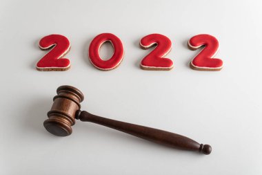 2022 kırmızı harf ve beyaz arka planda hakimler tokmak ya da çekiç. Yeni yılda mahkeme..