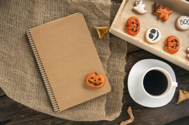 Lezzetli Cadılar Bayramı karışımı beyaz ve turuncu bisküviler. Azizler Günü için masa dekorasyonu. Boşluğu kopyala.