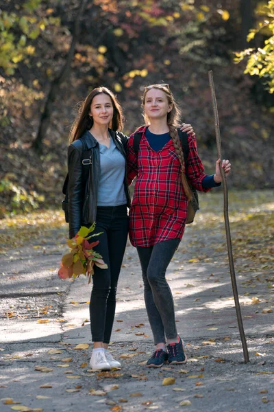 Две Молодые Женщины Стоят Осеннем Парке Наслаждаются Солнечным Днем Дружба — стоковое фото