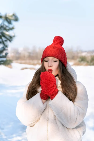 Joven Mujer Hermosa Rojo Sombrero Punto Mitones Calienta Sus Manos — Foto de Stock