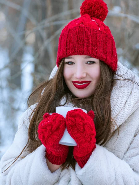 Retrato Una Hermosa Chica Sonriente Sombrero Punto Rojo Manoplas Con —  Fotos de Stock